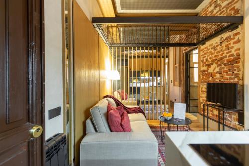 sala de estar con sofá y TV en For You Rentals Fuencarral Apartment MON1, en Madrid