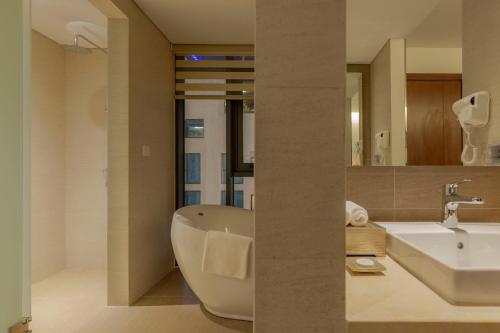 Phòng tắm tại Maximilan Danang Beach Hotel
