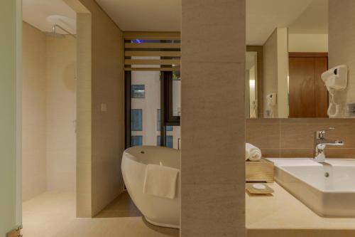 Koupelna v ubytování Maximilan Danang Beach Hotel