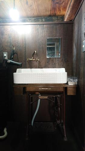 a bathroom with a white sink on a wooden table at みのり家 - Samurai-era house - 昔の暮らし体験 in Takayama