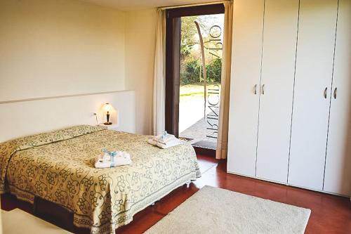 um quarto com uma cama e uma porta para um pátio em Principessa Pio em Ferrara