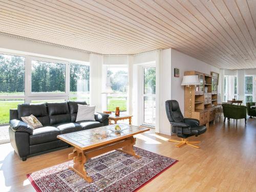 ein Wohnzimmer mit einem Sofa und einem Couchtisch in der Unterkunft 9 person holiday home in S by in Sæby