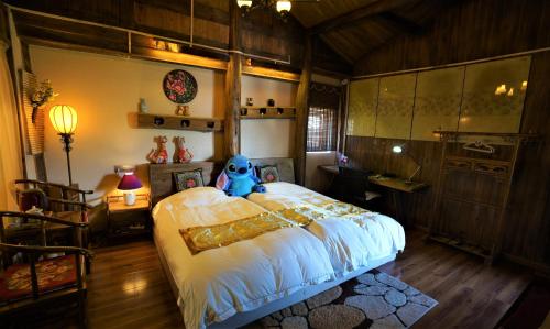 A bed or beds in a room at Lv Ye An Jia 绿野安家