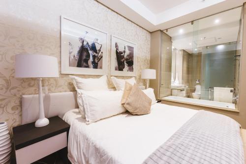 Tempat tidur dalam kamar di Sandton Skye Premium Suites & Penthouses