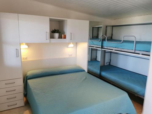 ヴィエステにあるVillaggio Gabbiano Beachの二段ベッド2組が備わる客室です。