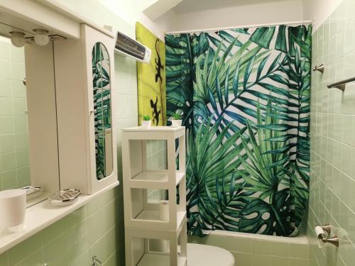 baño con aseo y papel pintado tropical en Plaza, en Alagón