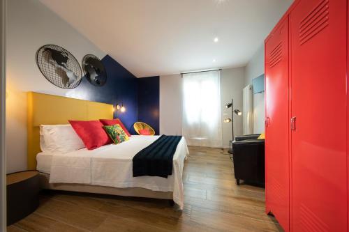 a bedroom with a bed with red and blue walls at Affittacamere I Canneggiatori in Abbadia San Salvatore