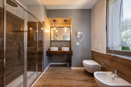 La salle de bains est pourvue de 2 lavabos et d'une douche. dans l'établissement Affittacamere I Canneggiatori, à Abbadia San Salvatore