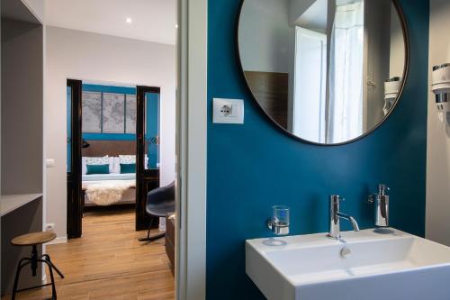 a bathroom with a white sink and a mirror at Affittacamere I Canneggiatori in Abbadia San Salvatore