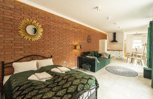 una camera con letto e muro di mattoni di Apart-Invest Apartament Glamoure a Szklarska Poręba