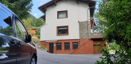 ein Haus mit einem davor geparkten Auto in der Unterkunft Comfort and Views in Hermagor