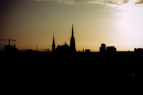 a silhouette of a city skyline at sunset at HENRI Hotel Wien Siebterbezirk in Vienna