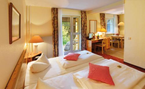 Кровать или кровати в номере Schwarzwald Parkhotel
