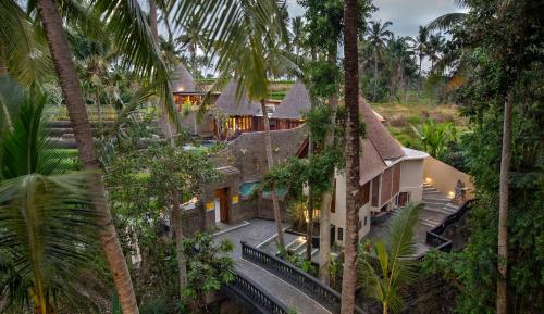 una vista aérea de una casa con palmeras en Green Field Resort Ubud en Ubud