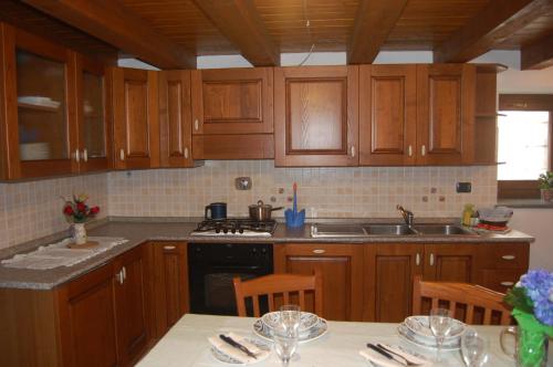 Kuchyň nebo kuchyňský kout v ubytování Case Gran Paradiso Villaggio Melignon