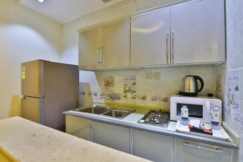 Kuchyň nebo kuchyňský kout v ubytování Dreams Houses furnished Suites