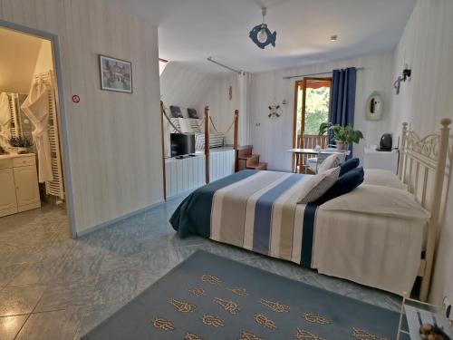 1 dormitorio con 1 cama y cocina. en Le Pas de L'Ane Chambres d'hôtes, en Saint-Ondras
