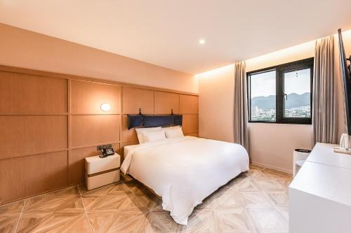 Ένα ή περισσότερα κρεβάτια σε δωμάτιο στο Brown-Dot Hotel Ulsan-Sincheon