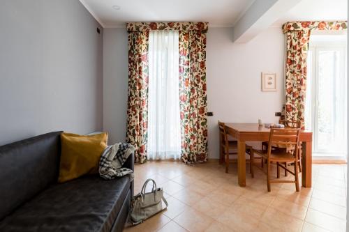 salon z kanapą i stołem w obiekcie Crosti Apartments w Rzymie