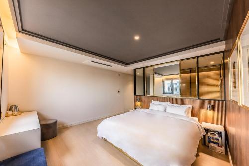 Ένα ή περισσότερα κρεβάτια σε δωμάτιο στο Brown-Dot Hotel Ulsan-Sincheon