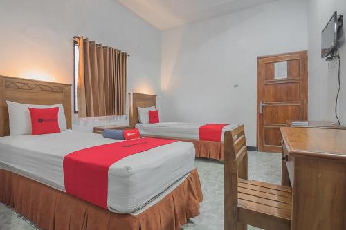 Un pat sau paturi într-o cameră la RedDoorz Plus near RSUD Majalengka