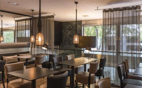 a dinning room with tables and chairs at Hotel Actual in Barcelona