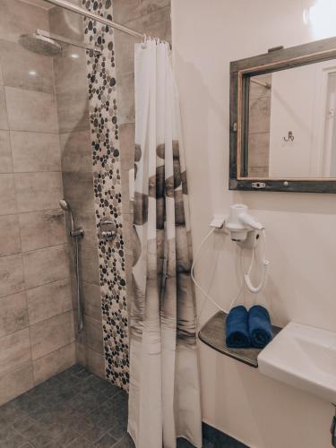 a bathroom with a shower and a sink at Ermistu Puhkeküla in Ermistu