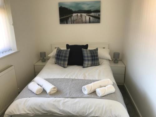 um quarto com uma cama com duas almofadas em Property Hunter 25 em Darlington