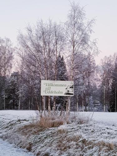 a sign in a field with snow on the ground at Schwedenhaus Lillkvist in Uddeholm