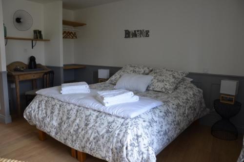 um quarto com uma cama com toalhas em B&B LE BORDAGE em Mortagne-sur-Sèvre