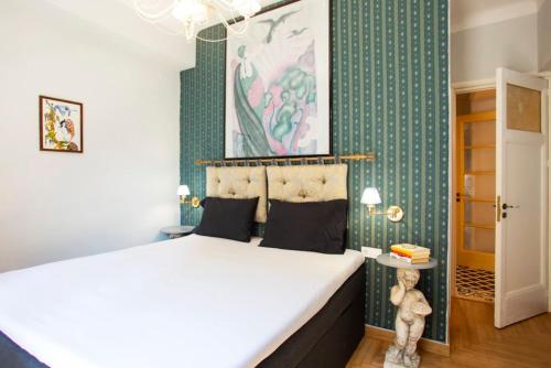 Eclectic 4-Bed, 4-Bath Apt in Central Athens - AK1