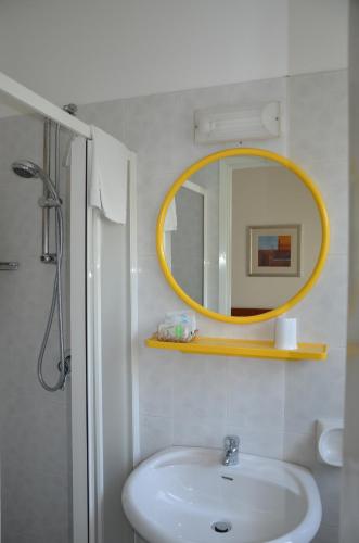 uma casa de banho com um lavatório e um espelho em Garnì Garten em Milano Marittima