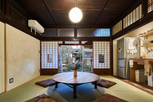 ein Zimmer mit einem Tisch in der Mitte eines Zimmers in der Unterkunft ちゃぶだい Guesthouse,Cafe&Bar in Kawagoe