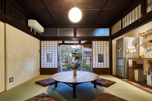 川越市にあるちゃぶだい Guesthouse,Cafe&Barのテーブル付きの部屋