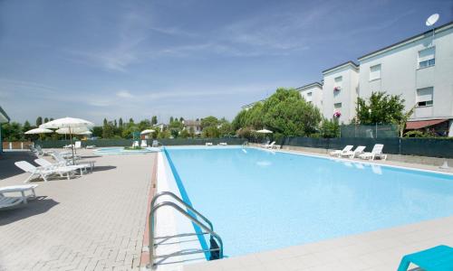 Bazén v ubytování Long Beach Village Residence sul mare spiaggia privata inclusa nebo v jeho okolí