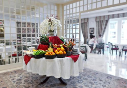 a table with fruits and vegetables on it in a room at Hotel Atlántico in Madrid