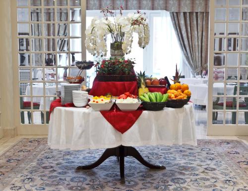 a table with a buffet of fruits and vegetables on it at Hotel Atlántico in Madrid