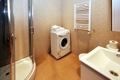 Un baño con lavadora y lavabo. en Apartment Art Django Old Avlabari, en Tiflis