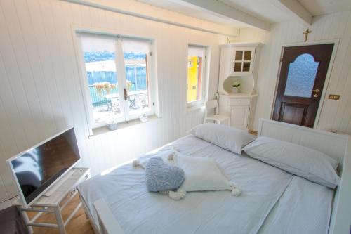 Posteľ alebo postele v izbe v ubytovaní La casa dei cigni sul lago d’Orta