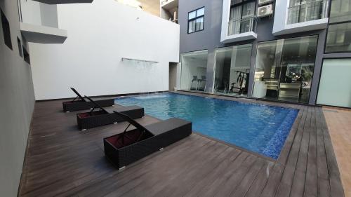 ein Schwimmbad in der Mitte eines Gebäudes in der Unterkunft Indico Executivo Hotel in Nacala
