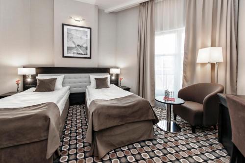 Una cama o camas en una habitación de Red Baron Hotel & Restaurant