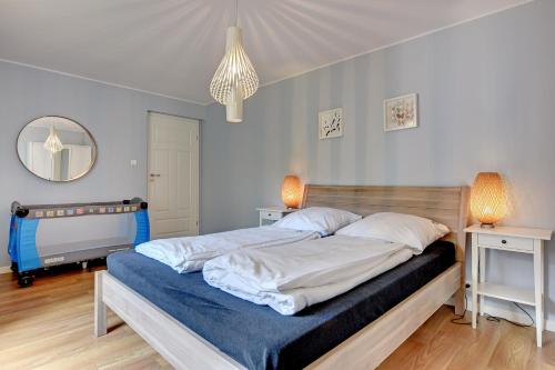מיטה או מיטות בחדר ב-Azure Cozy Apartment by Grand Apartments