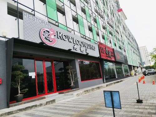 een gebouw met een bord aan de zijkant bij Delight Homestay Twin Galaxy in Johor Bahru