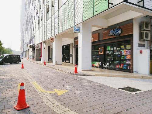 uma rua com cones laranja em frente a uma loja em Delight Homestay Twin Galaxy em Johor Bahru