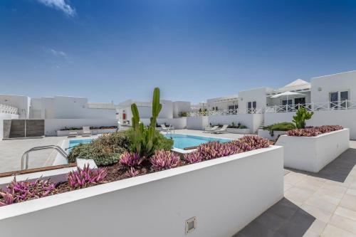 Bazén v ubytování Flower Beach Suite 15 nebo v jeho okolí