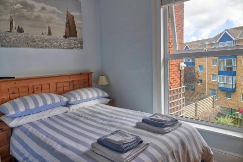 A bed or beds in a room at Gray's Inn 