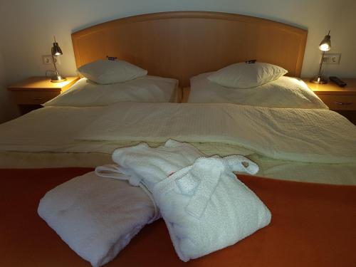 a hotel room with two beds with towels on them at Der Perweinhof in Donnersbachwald
