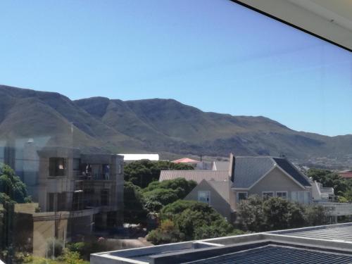 een uitzicht vanaf het dak van een huis met bergen op de achtergrond bij Siesta in Hermanus