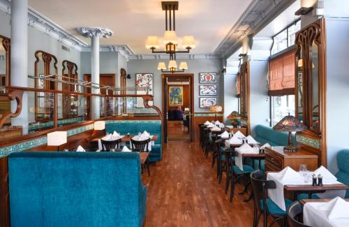 - un restaurant avec des tables et des chaises dans une salle dans l'établissement Tiffany Hotel, à Genève