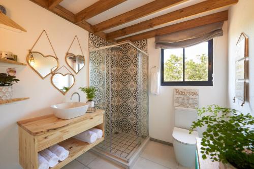 A bathroom at Treedom Villas and Vardos